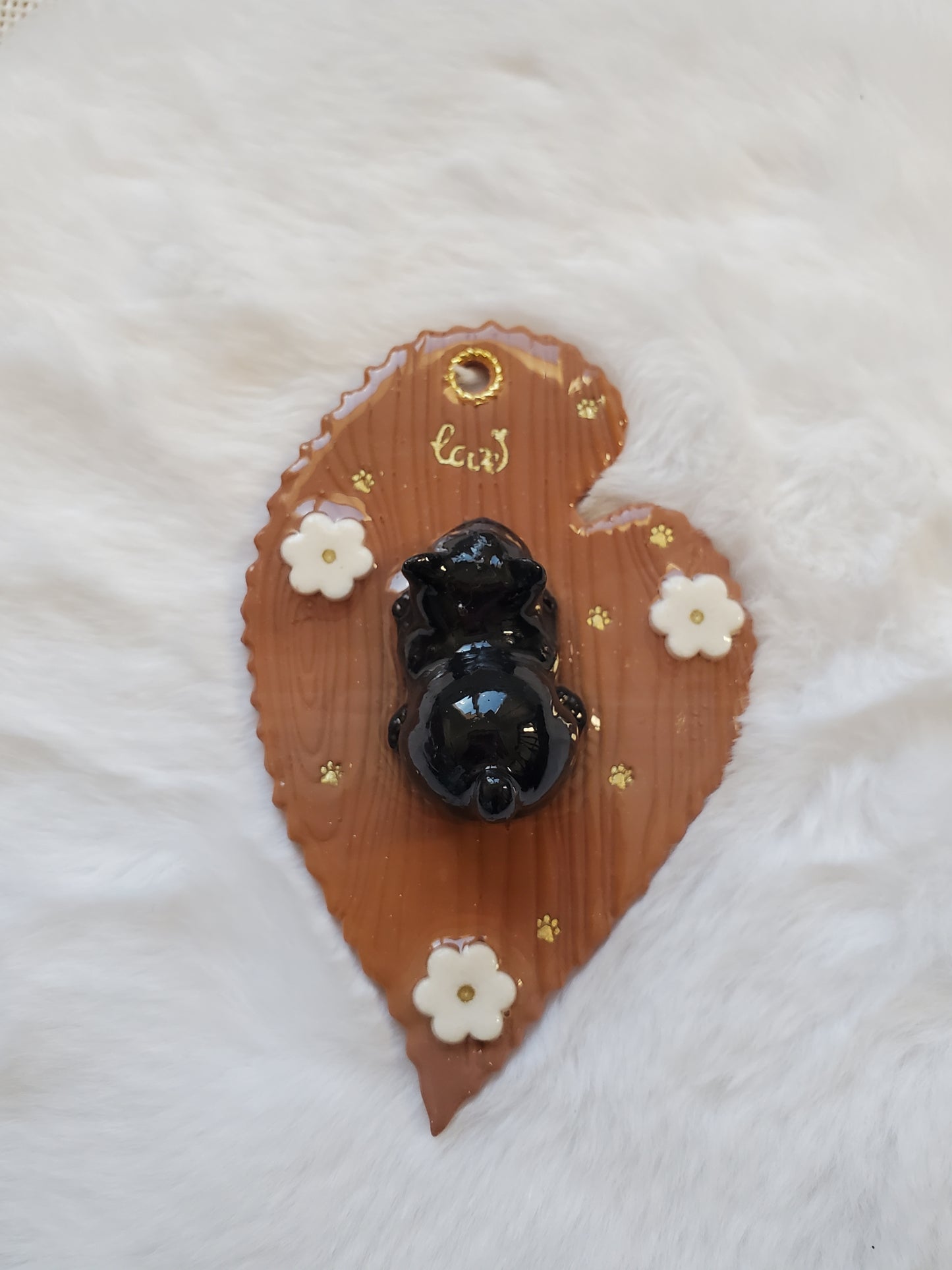 Bijou Chaton joueur noir - Feuille marron