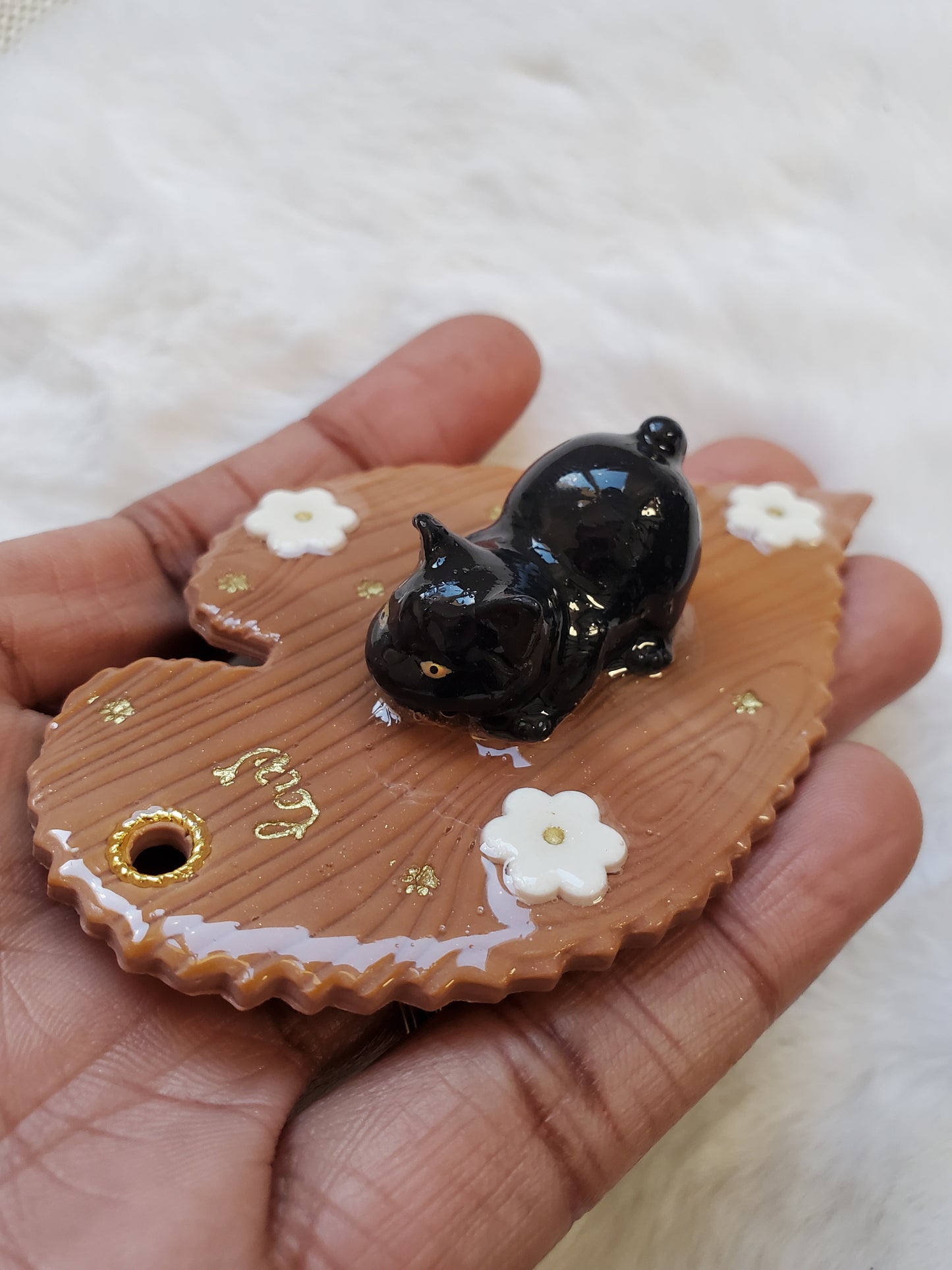 Bijou Chaton joueur noir - Feuille marron