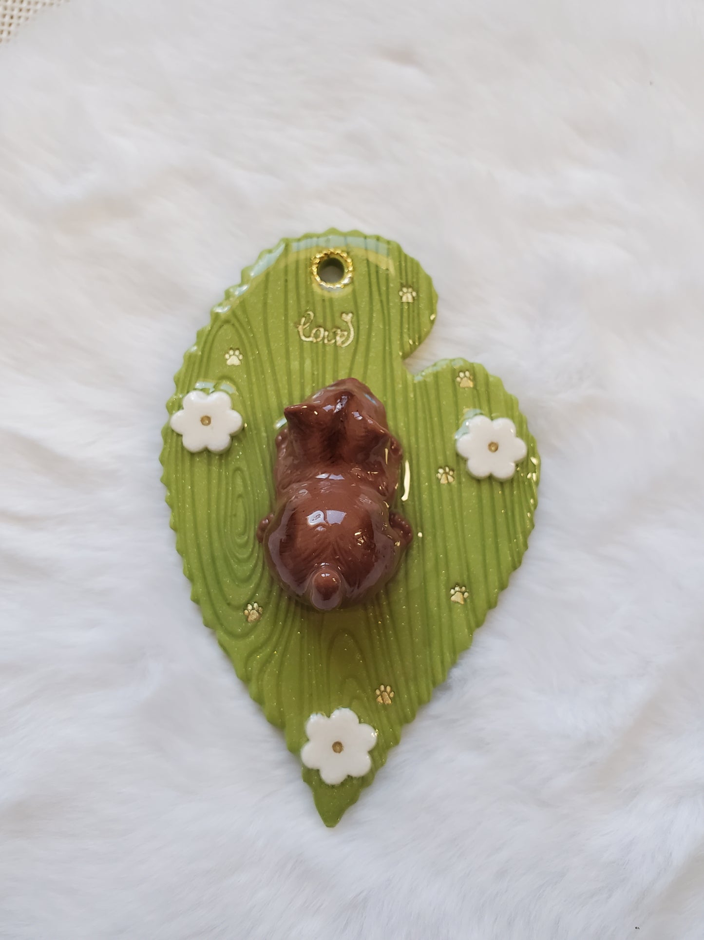 Bijou Chaton joueur marron - Feuille verte