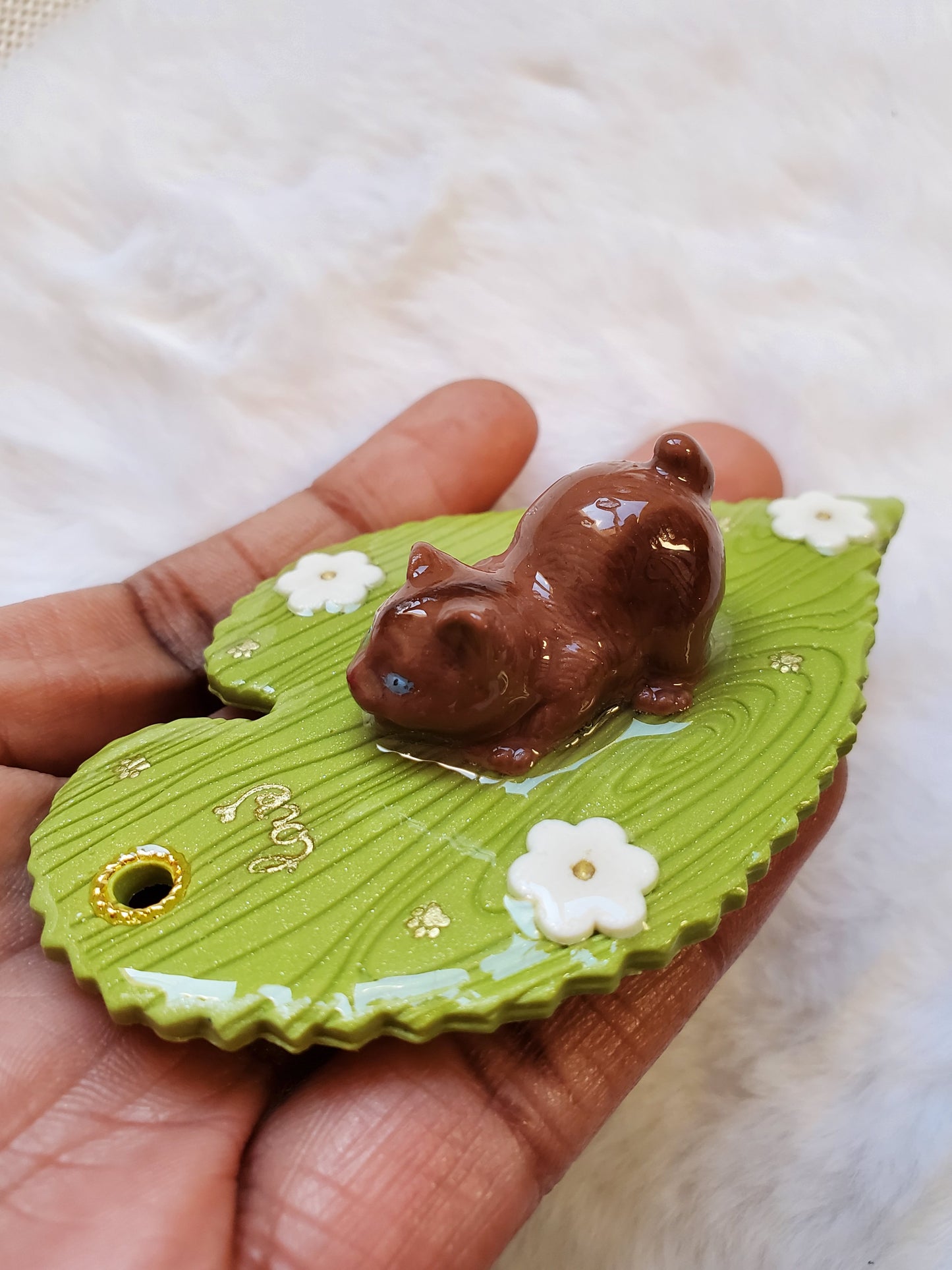 Bijou Chaton joueur marron - Feuille verte