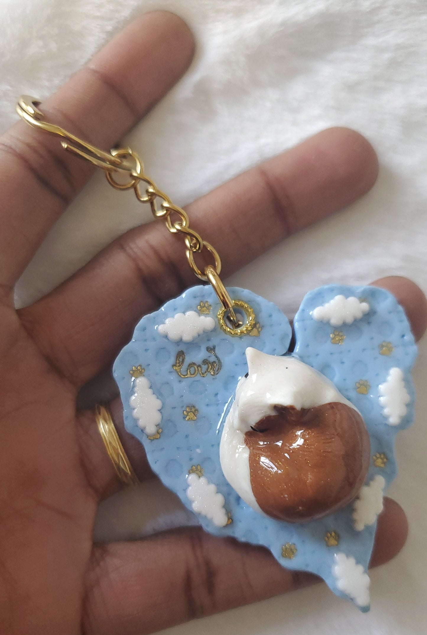 Bijou Chaton endormi blanc et marron - Coeur bleu