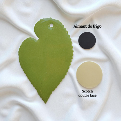 Bijou Chaton joueur blanc et noir - Feuille verte