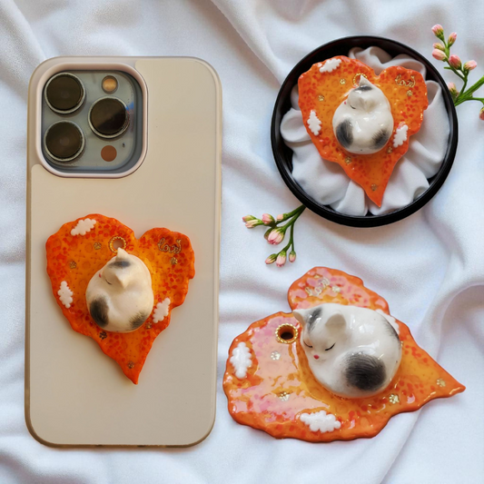 Bijou Chaton endormi blanc et gris - Coeur orangé