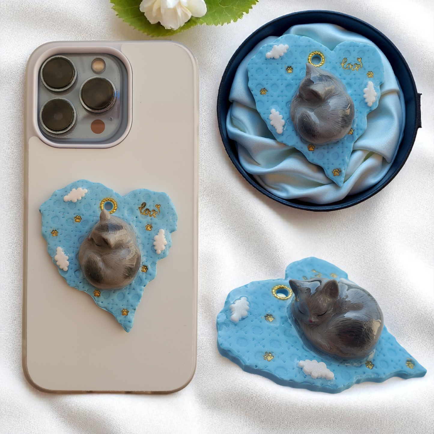 Bijou Chaton endormi gris - Coeur bleu