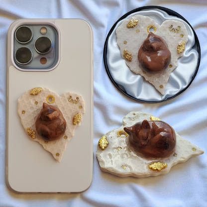 Bijou Chaton endormi marron - Coeur beige