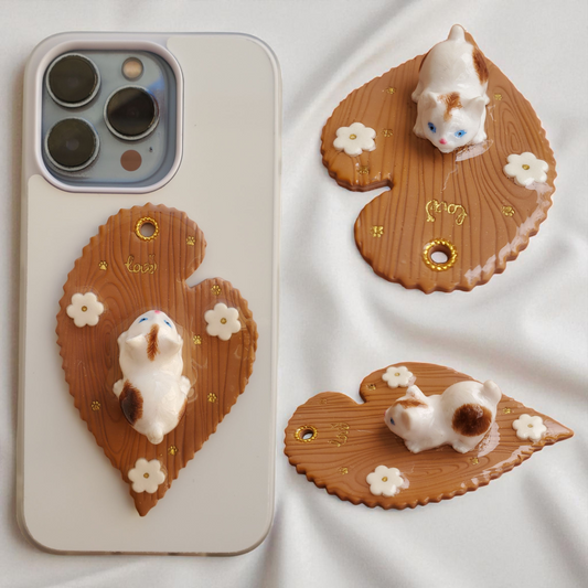 Bijou Chaton joueur blanc et marron - Feuille marron