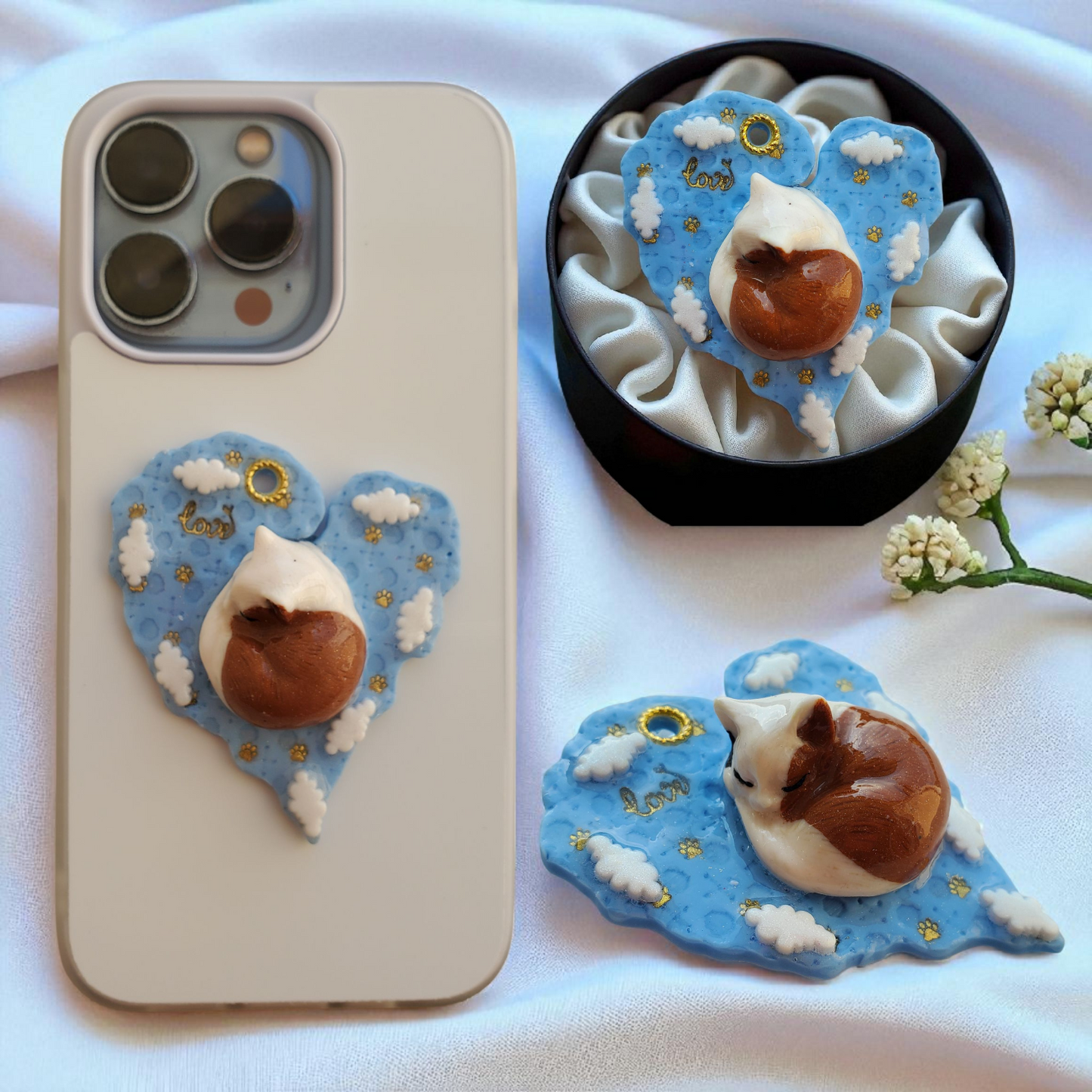 Bijou Chaton endormi blanc et marron - Coeur bleu