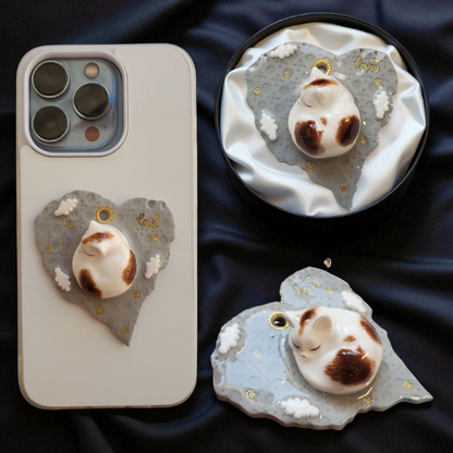 Bijou Chaton endormi blanc et marron - Coeur gris