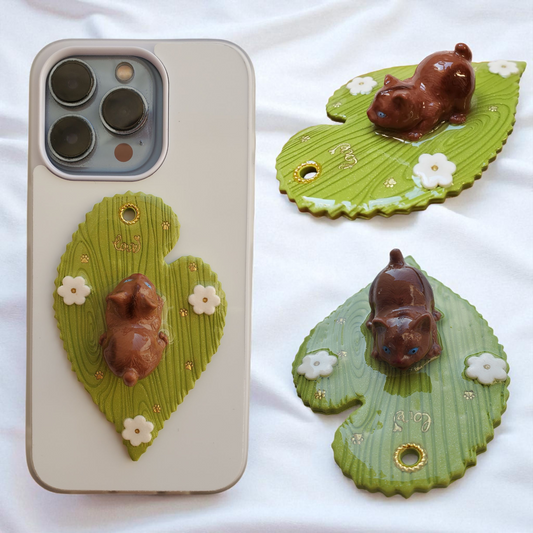 Bijou Chaton joueur marron - Feuille verte