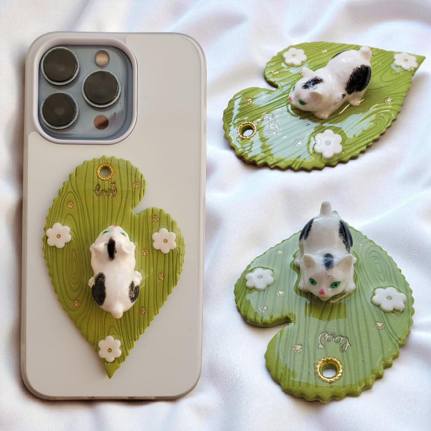 Bijou Chaton joueur blanc et noir - Feuille verte