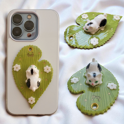 Bijou Chaton joueur blanc et noir - Feuille verte