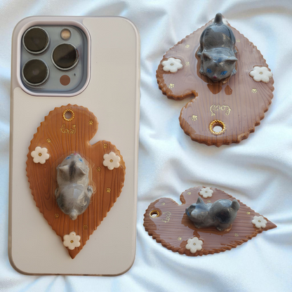 Bijou Chaton joueur gris - Feuille marron